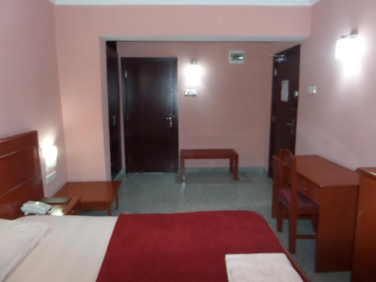 Hotel Newcastle Lagos Buitenkant foto