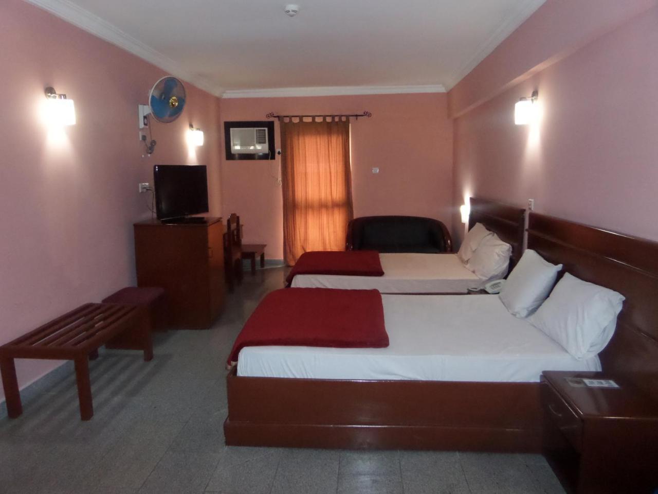 Hotel Newcastle Lagos Buitenkant foto
