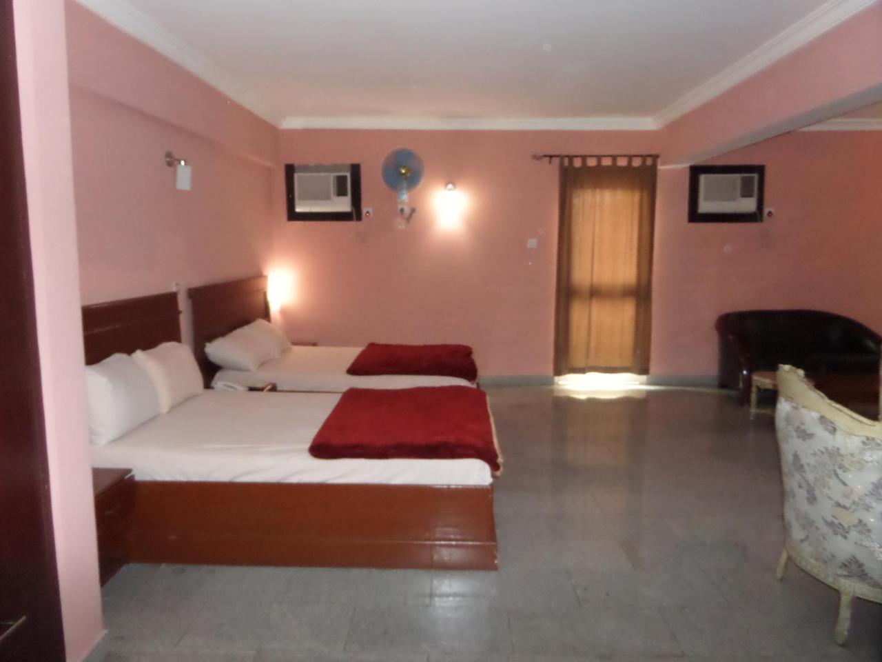 Hotel Newcastle Lagos Buitenkant foto